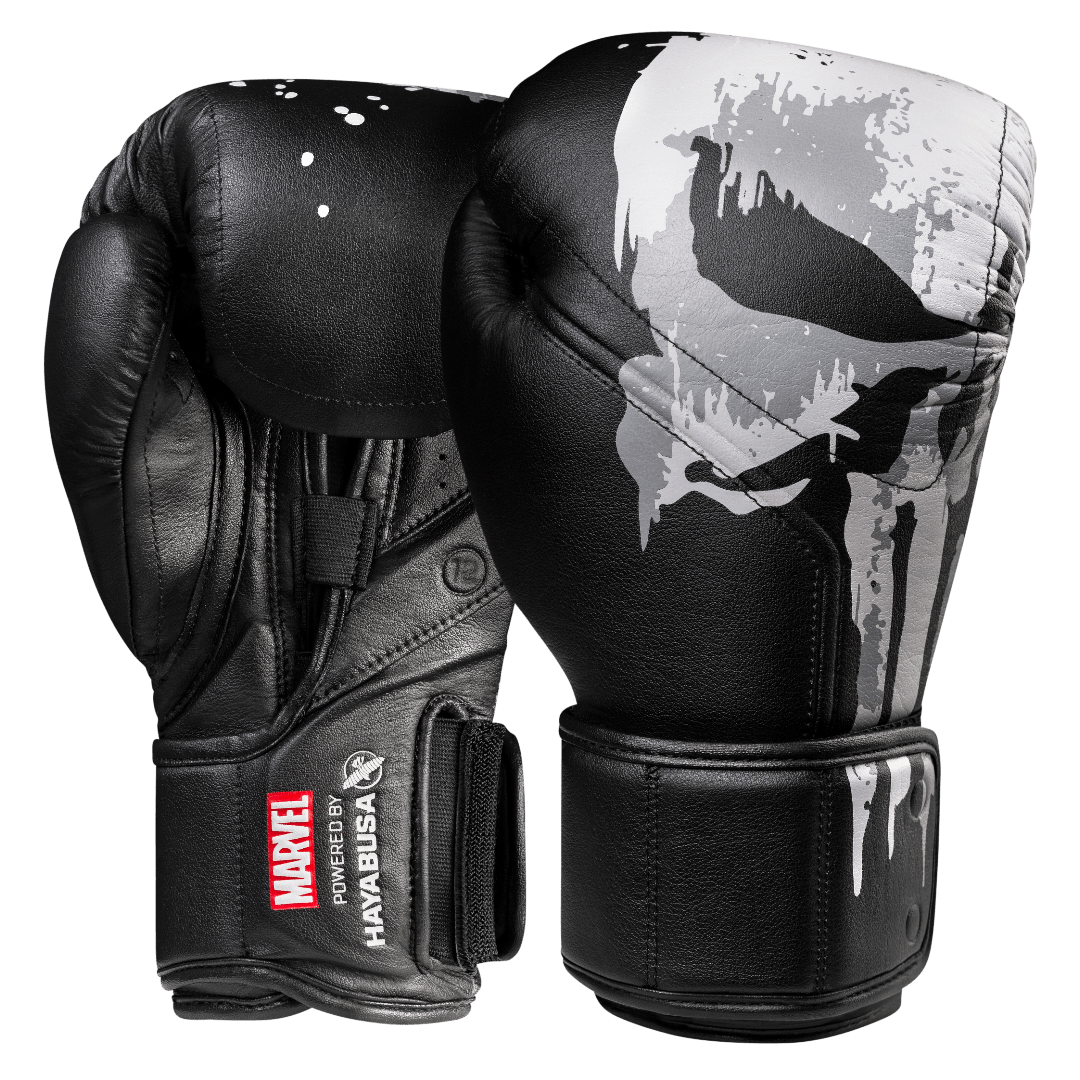 Paio di guantoni da boxe Hayabusa Marvel Punisher neri, vista frontale che mostra il design completo ispirato a Frank Castle