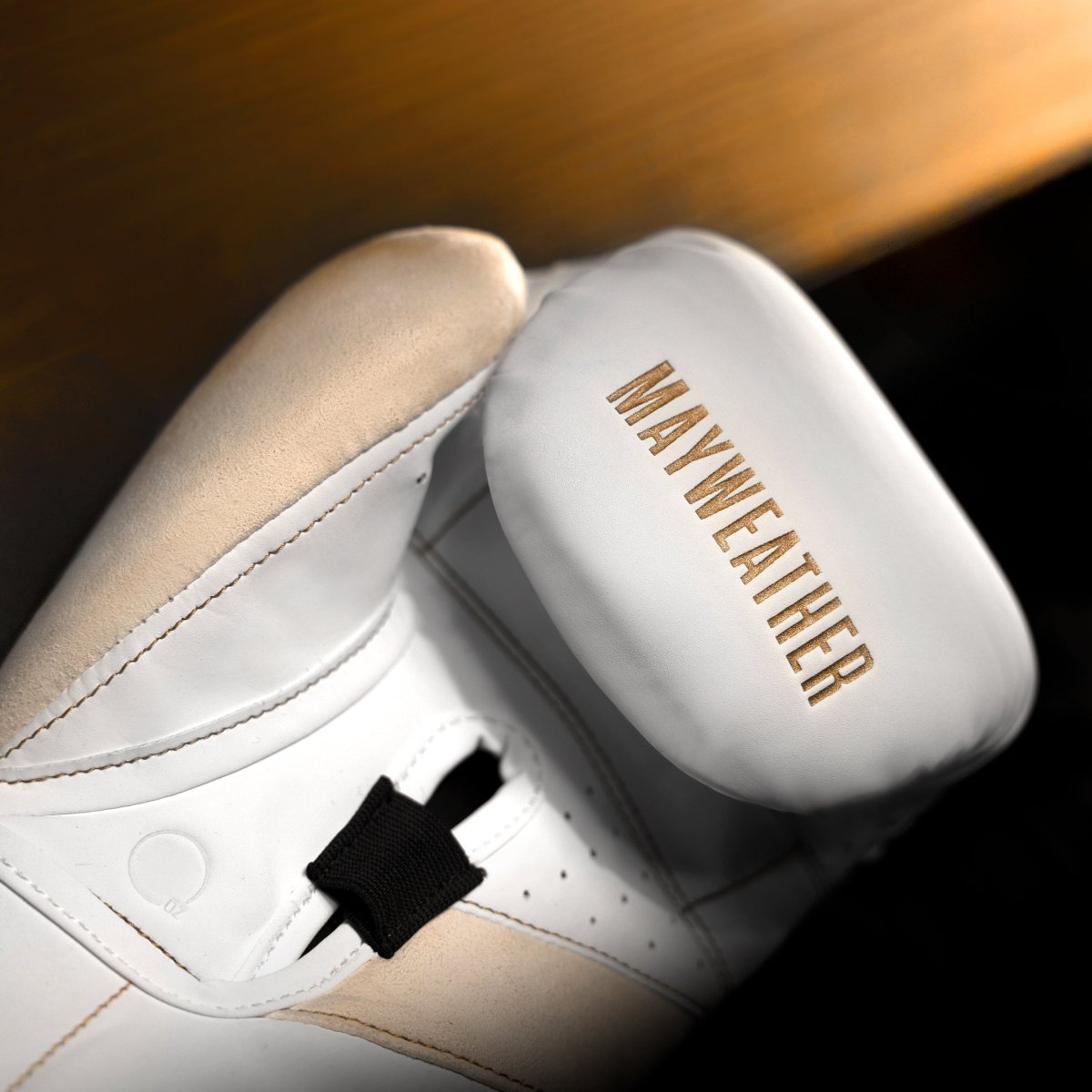 Détail du rembourrage interne et de la barre de préhension inclinée des gants Mayweather Champ en or blanc