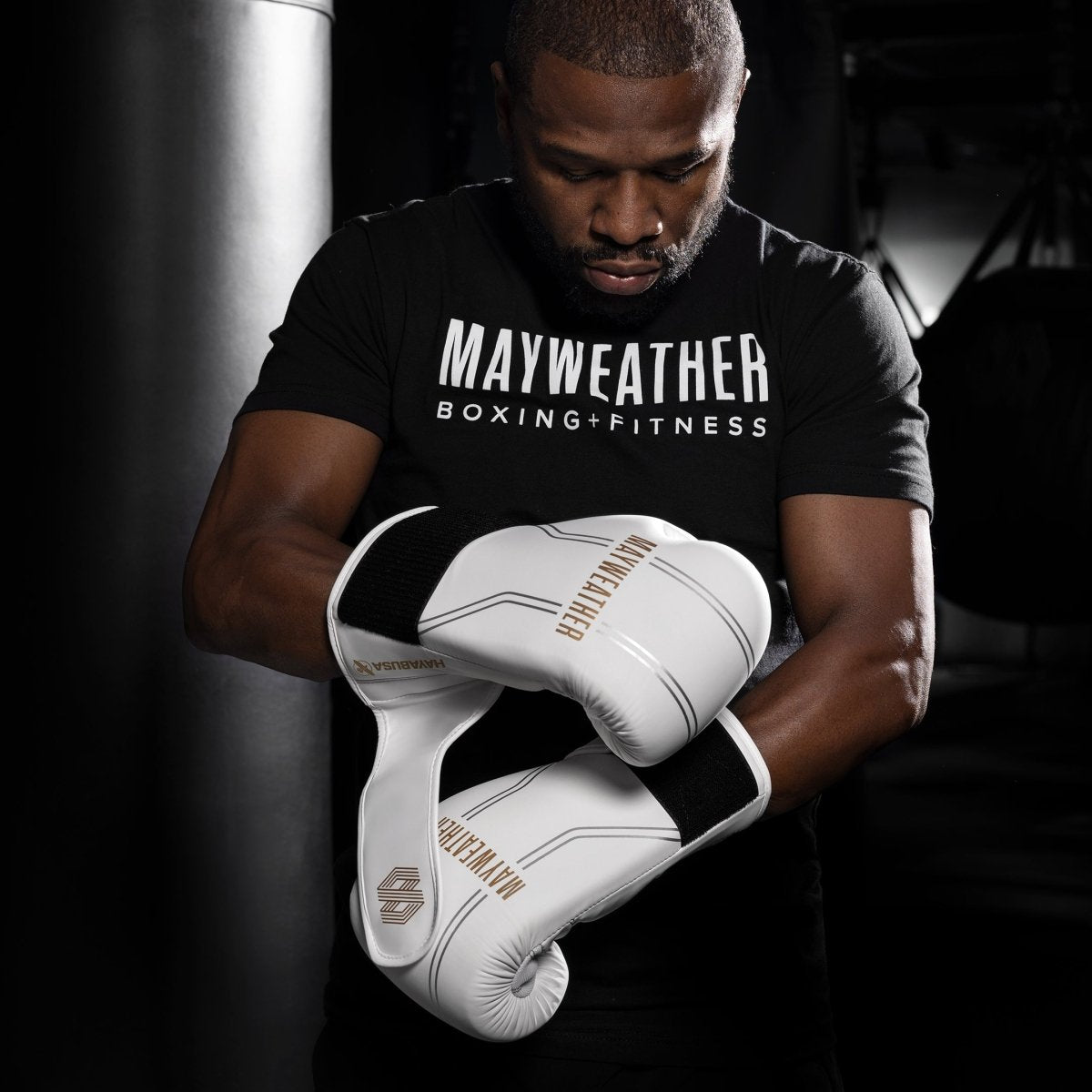 Floyd Mayweather usa luvas Hayabusa Contender brancas e douradas 