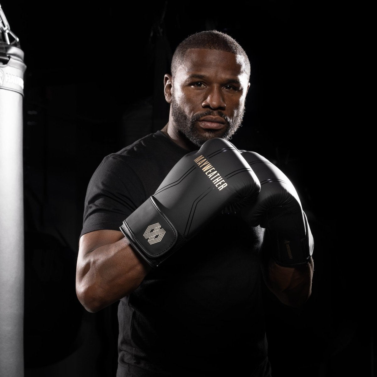 Floyd Mayweather usa luvas Hayabusa Contender pretas e douradas durante um treino profissional