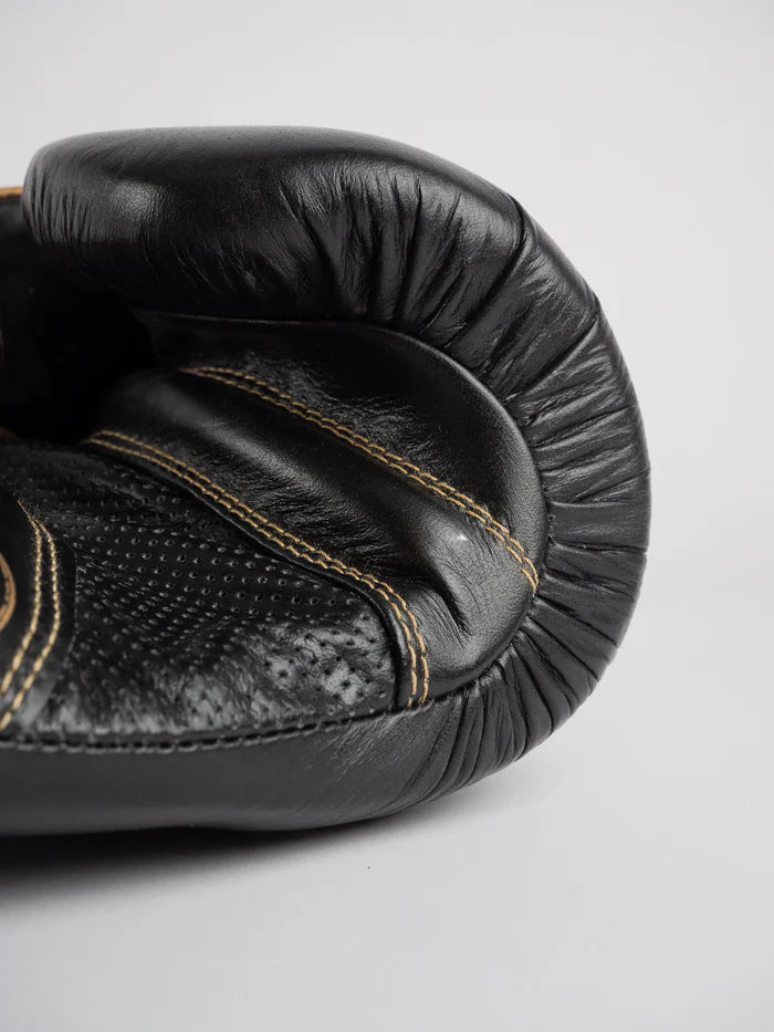 Dettaglio singolo guantone Metal Boxe Titan nero oro, schiuma preformata