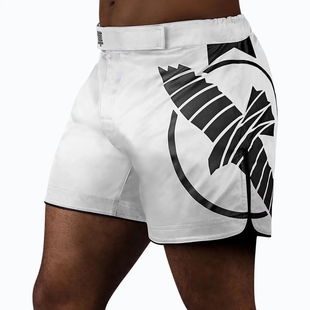 Shorts Hayabusa Icon Mid-Thigh MMA com design frontal híbrido branco.