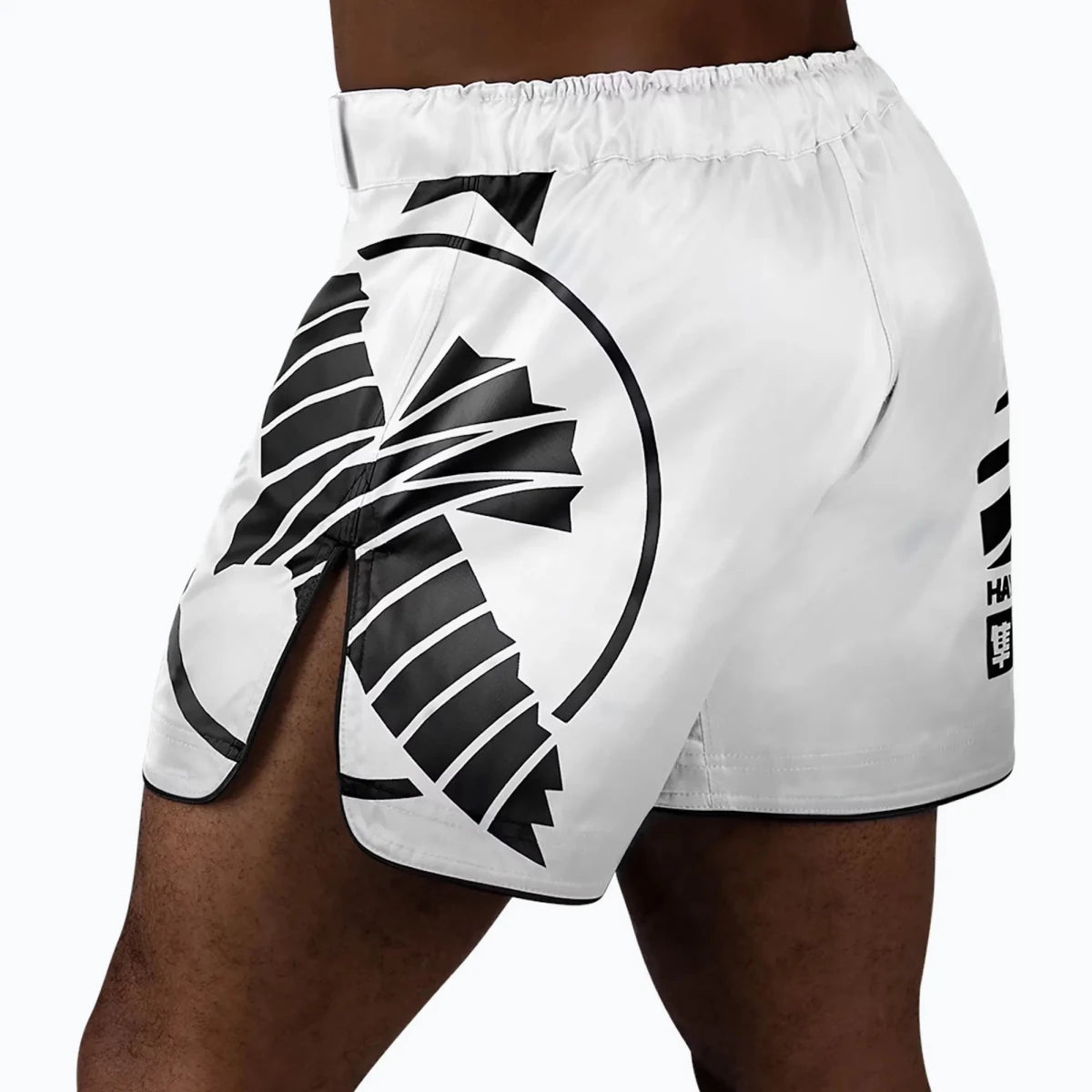 Detalle de cierre seguro de gancho y bucle, pantalones cortos blancos Hayabusa.