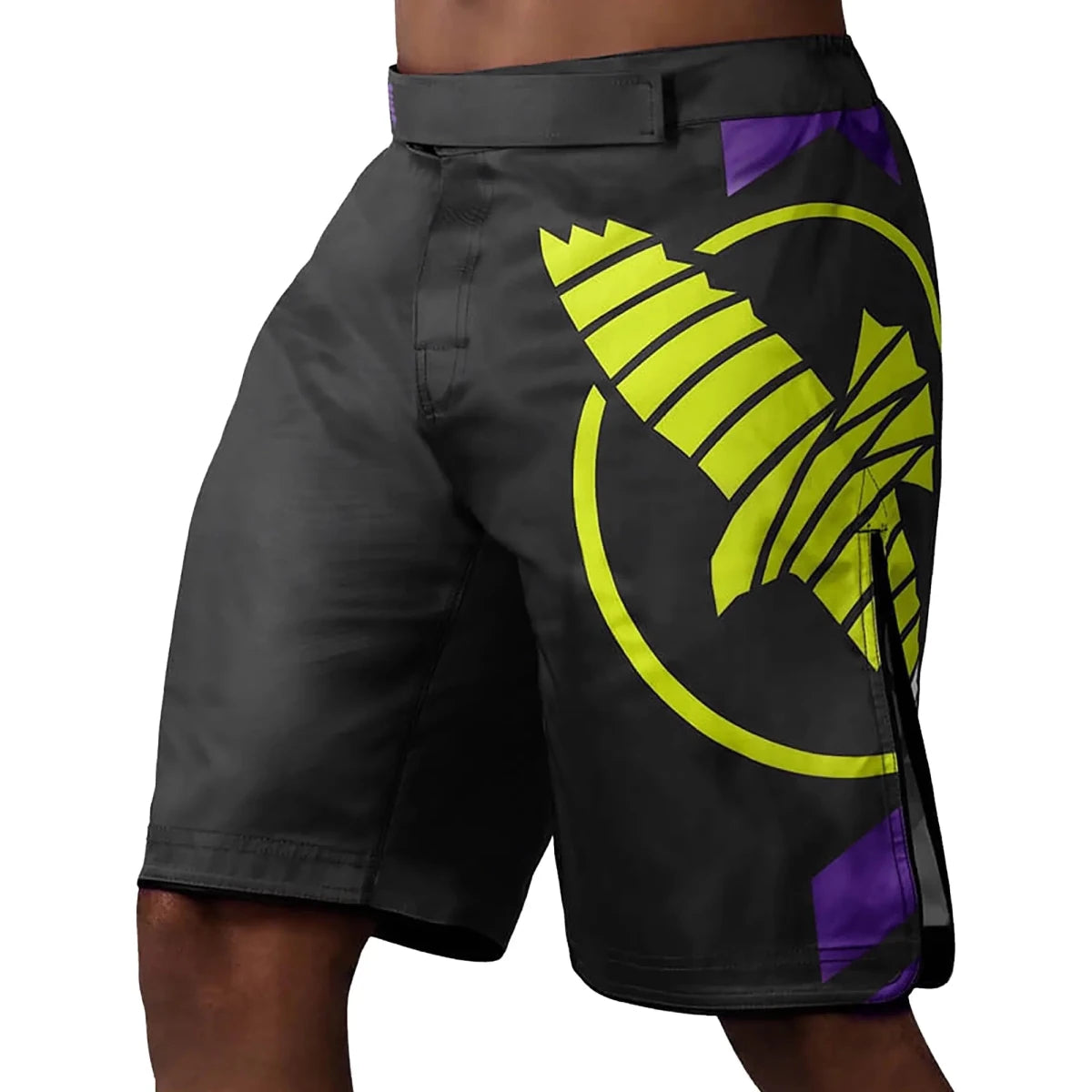 Hayabusa Icon MMA shorts pretos com vista frontal para luta e luta.