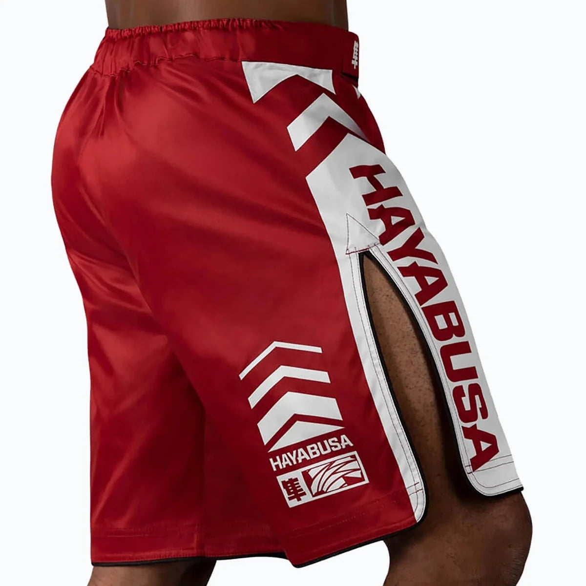 Aberturas laterales para patadas altas en pantalones cortos rojos de Hayabusa.