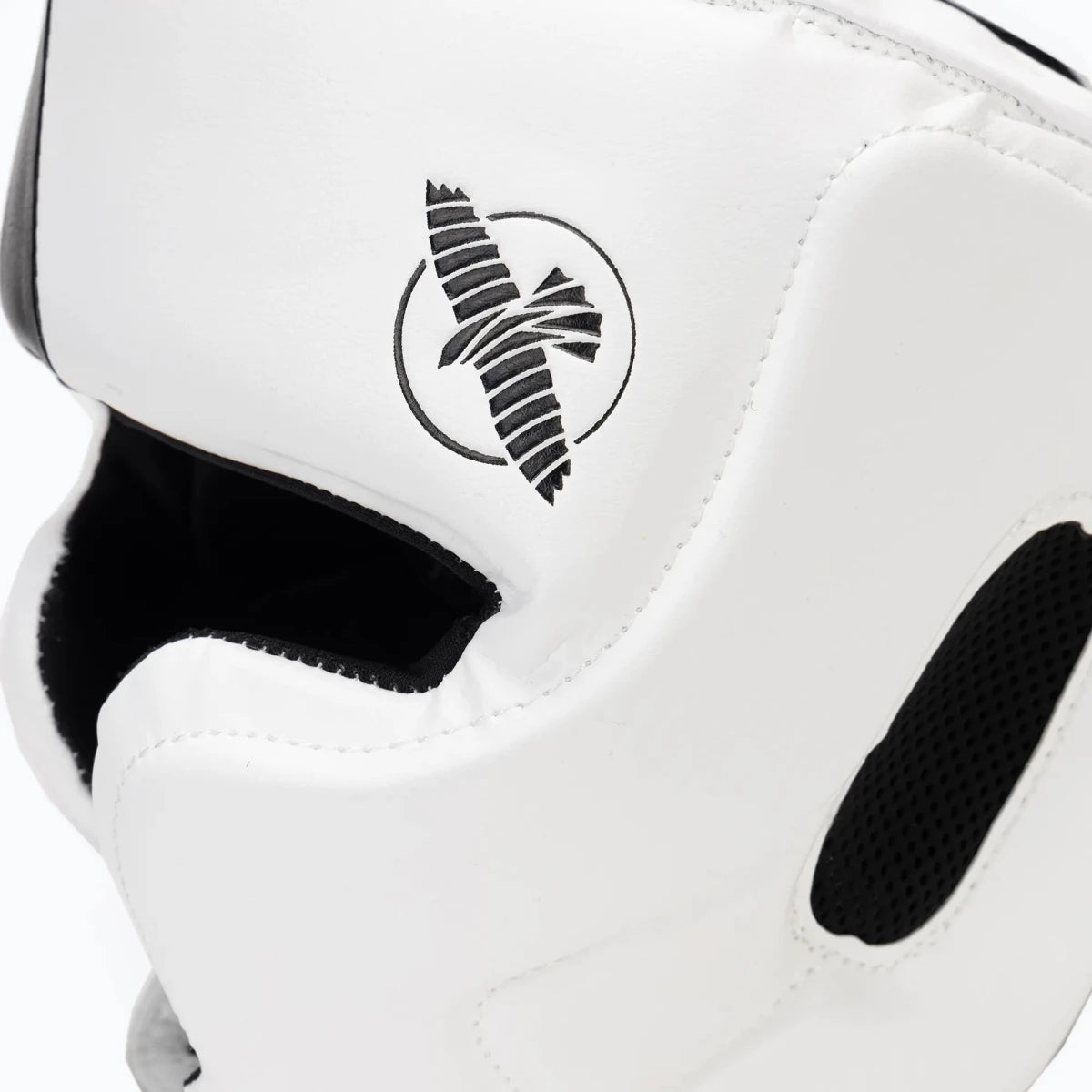 Vista trasera del casco Hayabusa T3 con cierre ajustable T-Cross blanco.