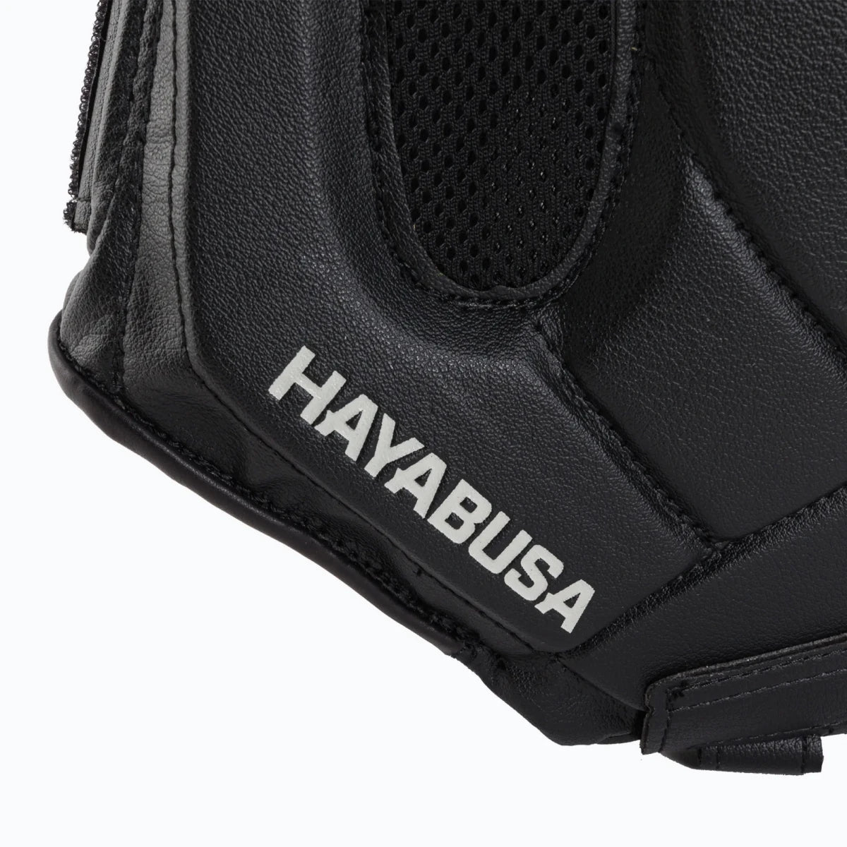 Detalle de cierre trasero del casco profesional T-Cross Hayabusa T3 negro.