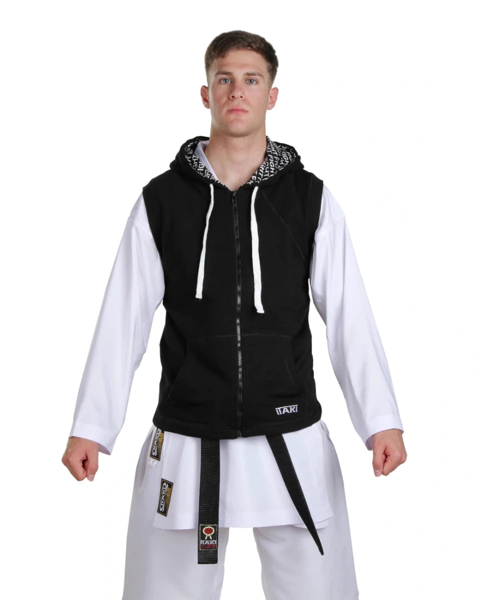 Primer plano frontal de la sudadera con capucha sin mangas para hombre Itaki, color deportivo con logo
