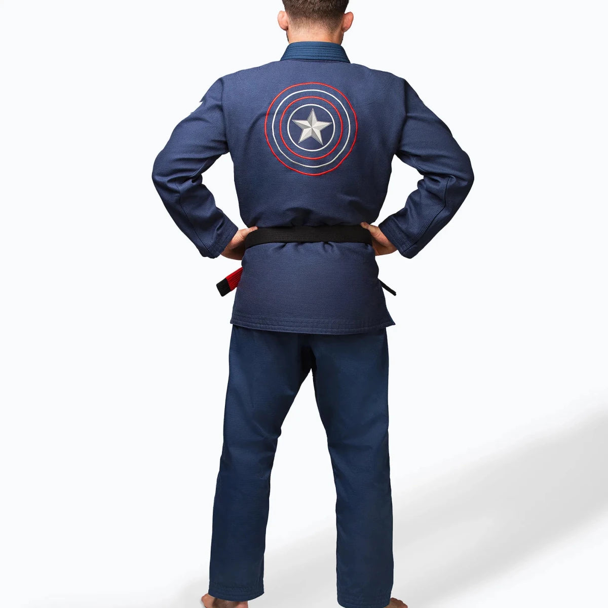 Detalle del escudo del Capitán América bordado en la chaqueta del kimono.