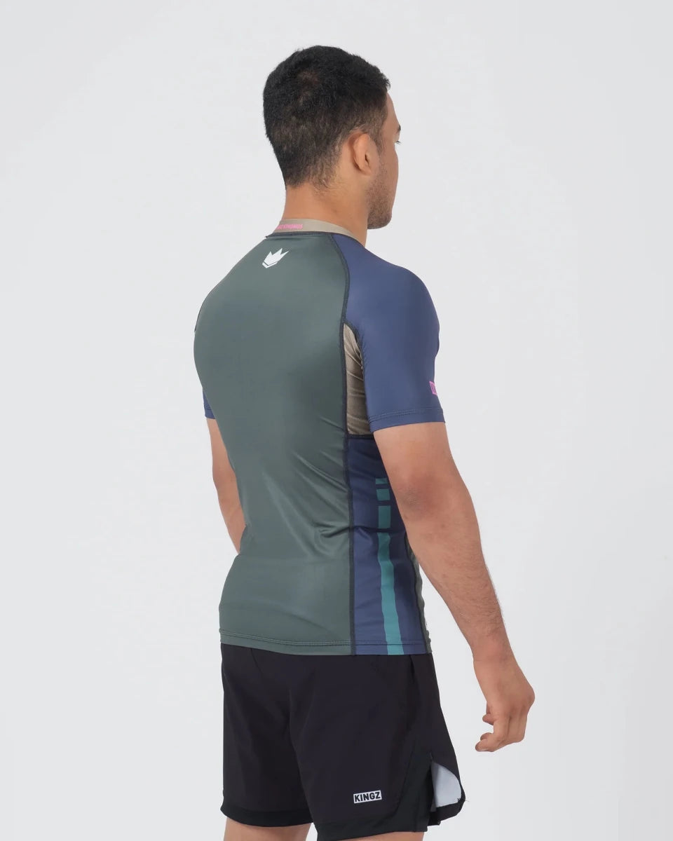 Vista traseira do rashguard Kingz Draft com gráficos sublimados de alta durabilidade