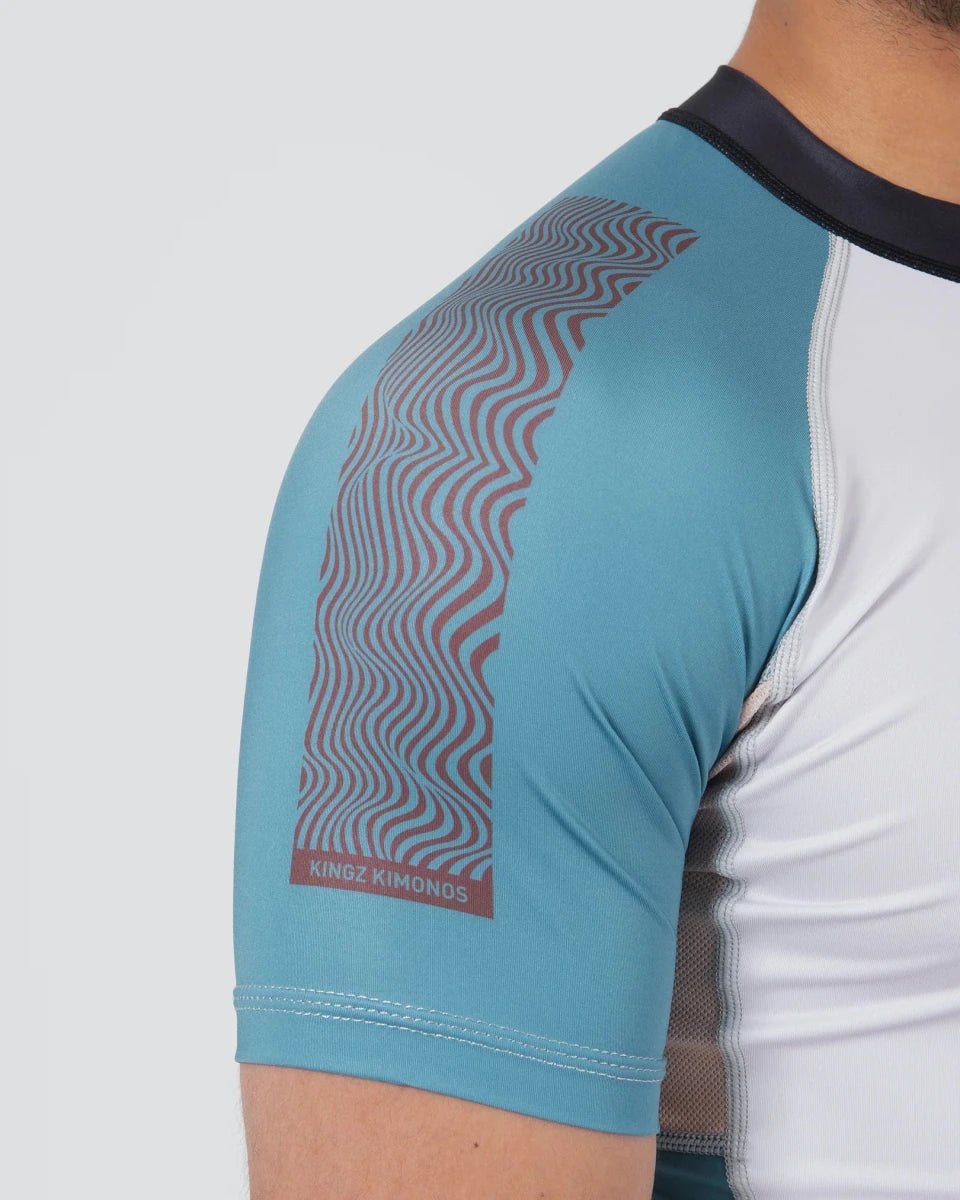Detalhe do ombro e costura reforçada no rashguard Kingz Flow azul claro