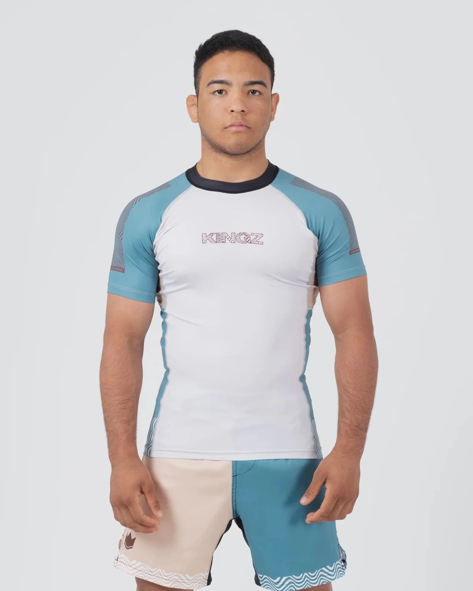 Vista frontal do rashguard técnico Kingz Flow azul claro para Jiu-Jitsu e Grappling