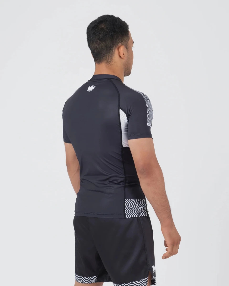 Vista traseira do rashguard Kingz Flow com gráficos totalmente sublimados