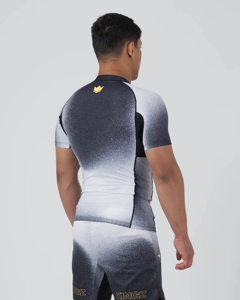 Vista traseira do rashguard Kingz Galaxy com design totalmente sublimado e de alta definição