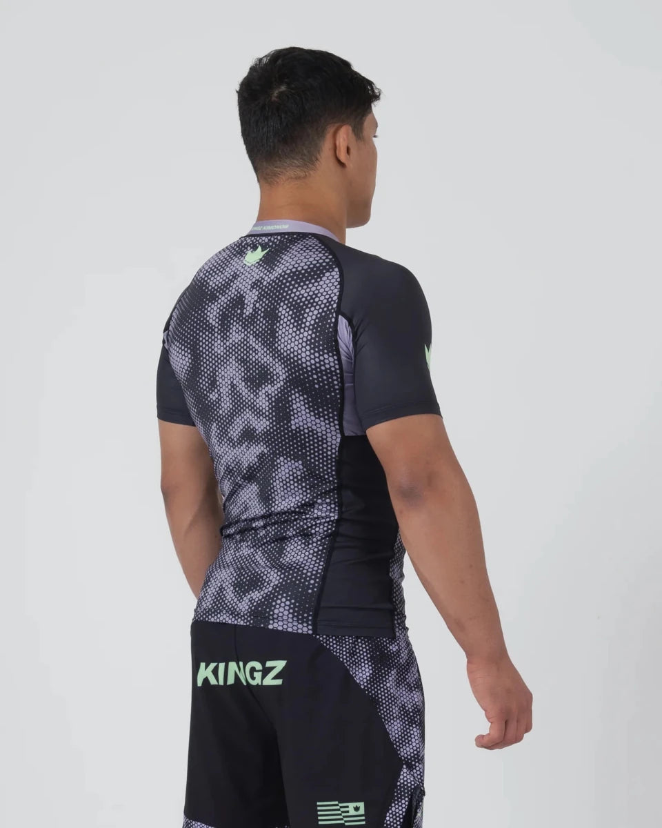 Vista traseira do rashguard Kingz Viper com gráficos sublimados duráveis