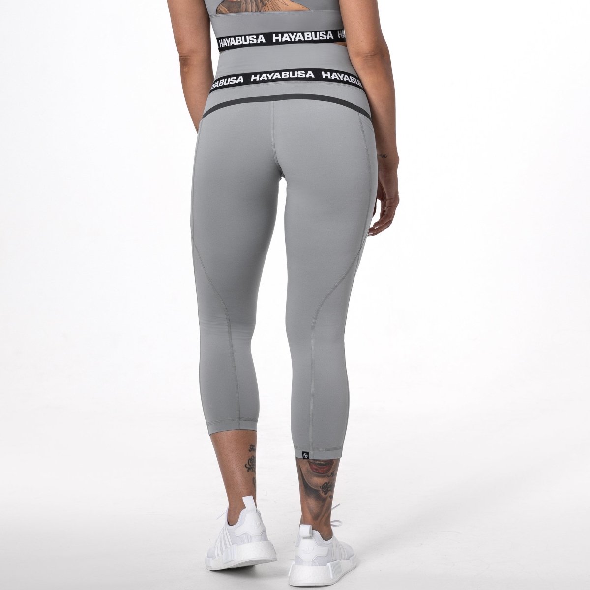 Vue arrière du legging 3/4 Hayabusa gris, détail de la couture taille haute
