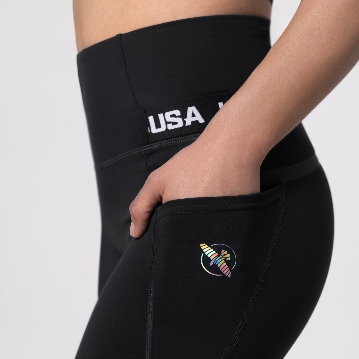 Gros plan sur la poche latérale intégrée du legging de sport noir Hayabusa