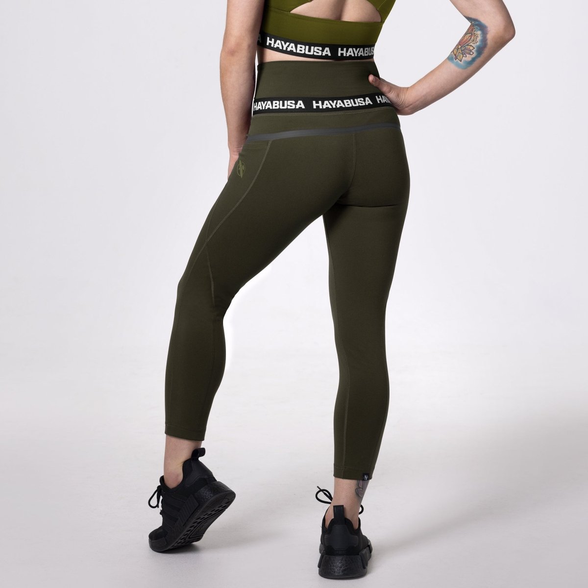 Vue arrière du legging 3/4 Hayabusa vert olive, design 3/4 respirant
