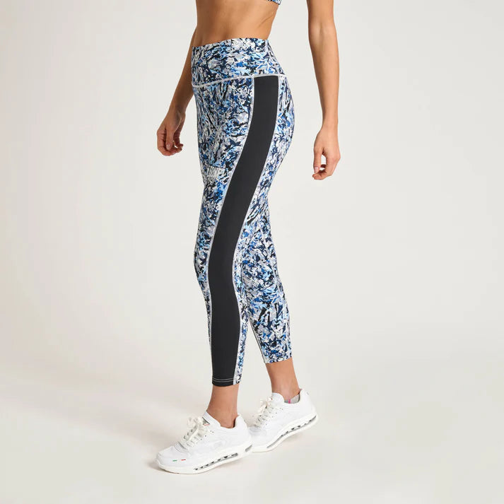 Vista intera dei leggings compressivi da donna Leone Urban Fighter con motivo mimetico Camo Ice