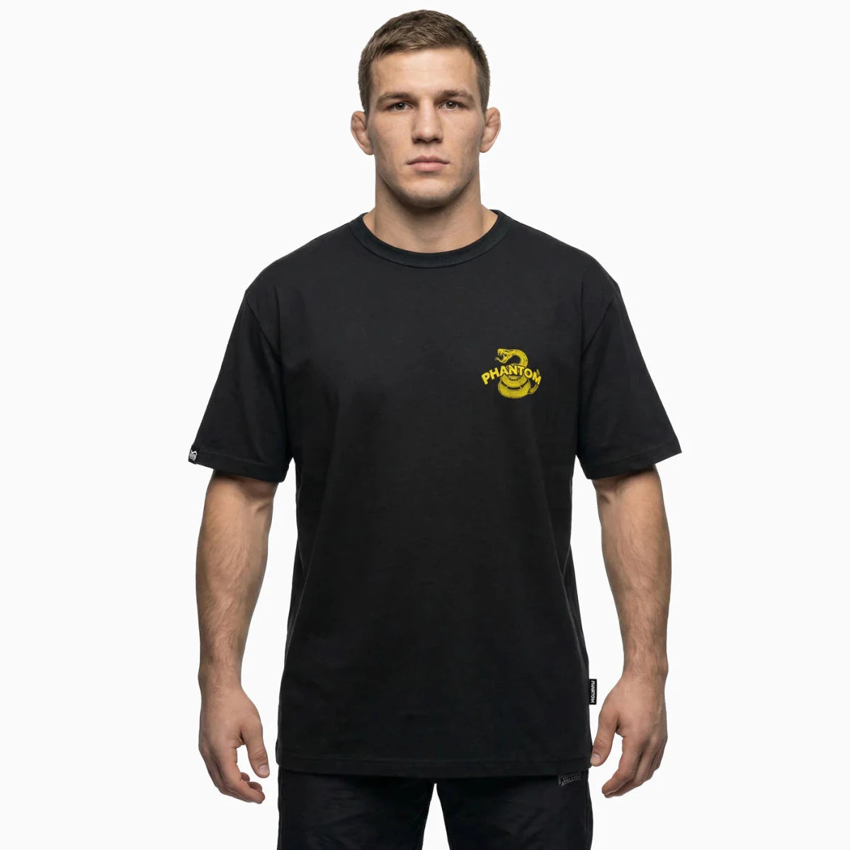 Tampak depan kaos atletik Phantom Don't Tread On Me yang menampilkan grafis ular Gadsden berwarna kuning