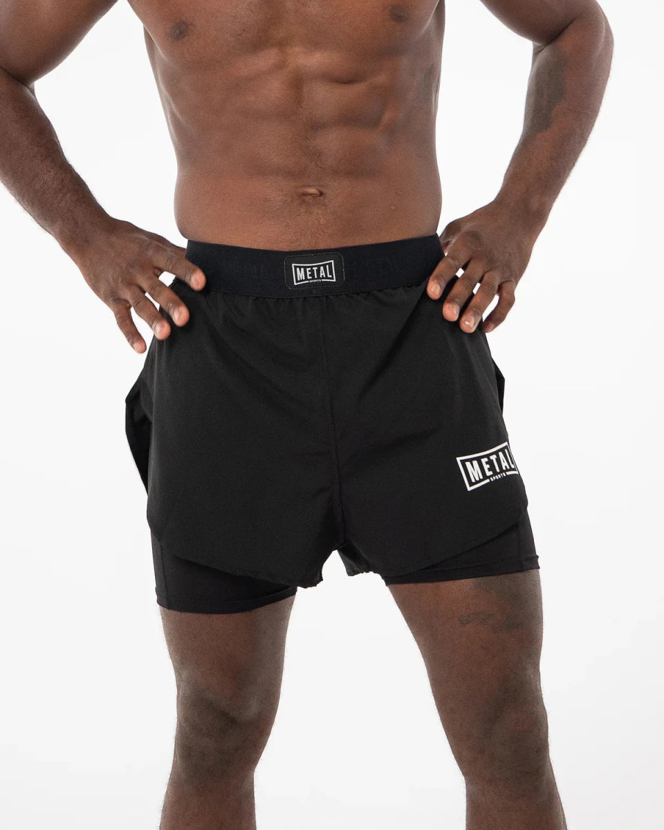 Framifrån av svarta 2-i-1 Metal Boxe-shorts som bärs av en atlet