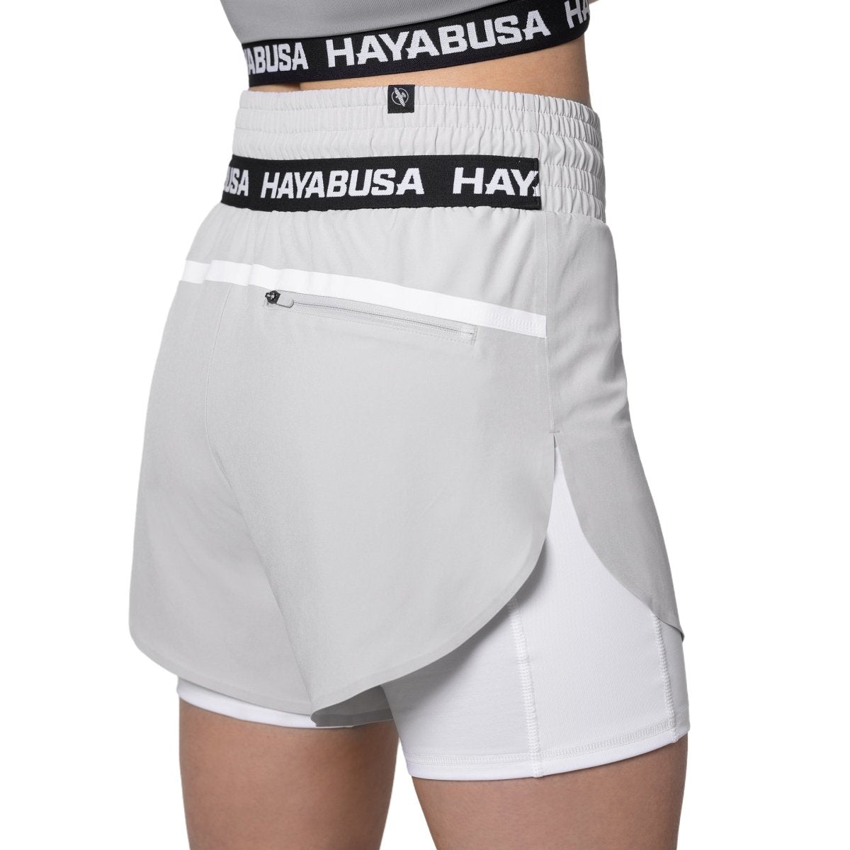 Vista trasera de los pantalones cortos grises de Hayabusa que muestran el corte de talle medio.