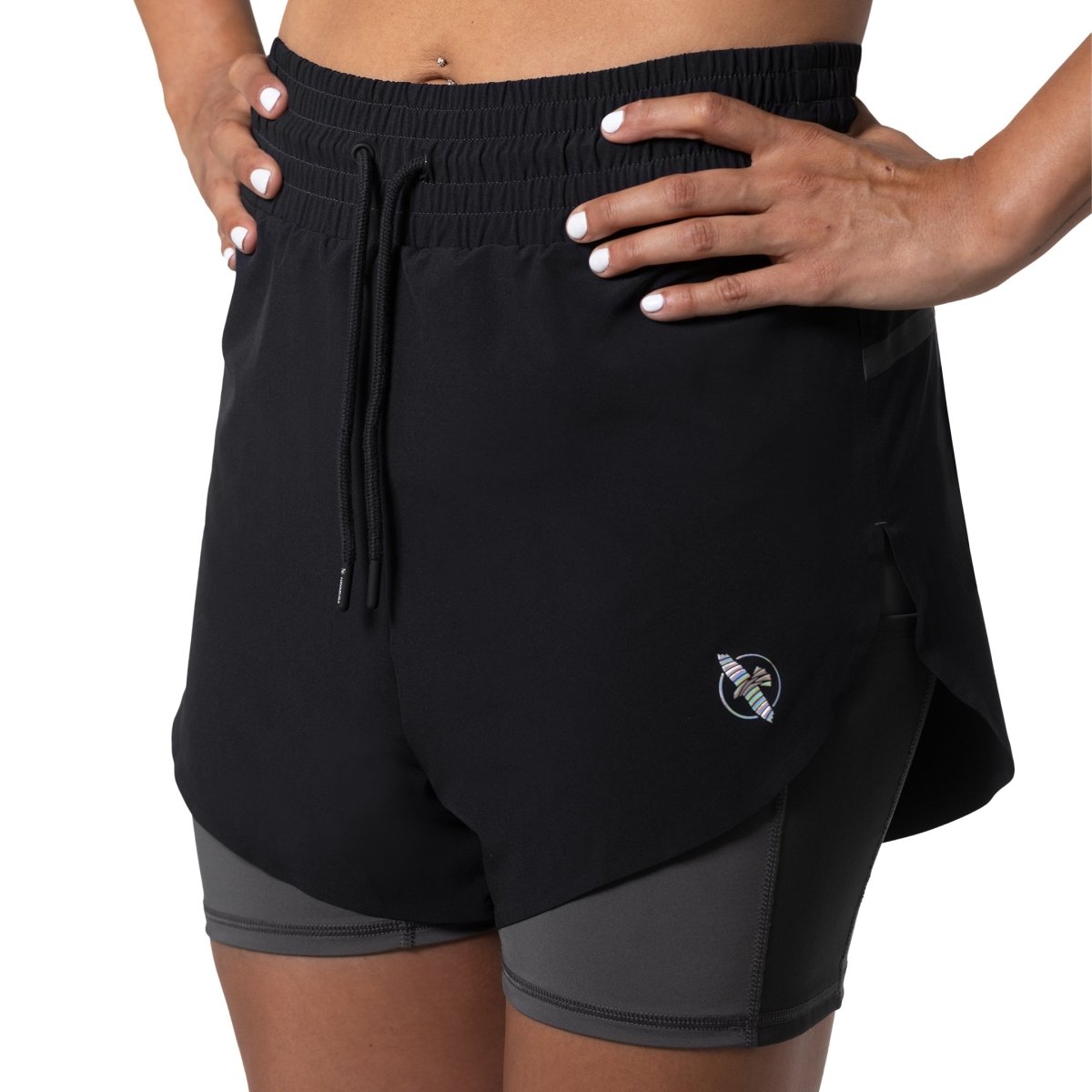 Vista frontal del short de mujer Hayabusa Mid Rise negro de doble capa con logo en la pierna