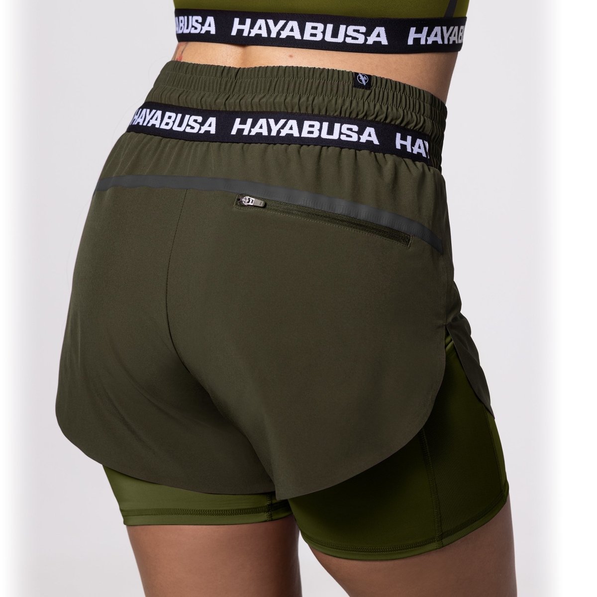 Vista trasera del short Hayabusa verde oliva con detalle de cintura elástica
