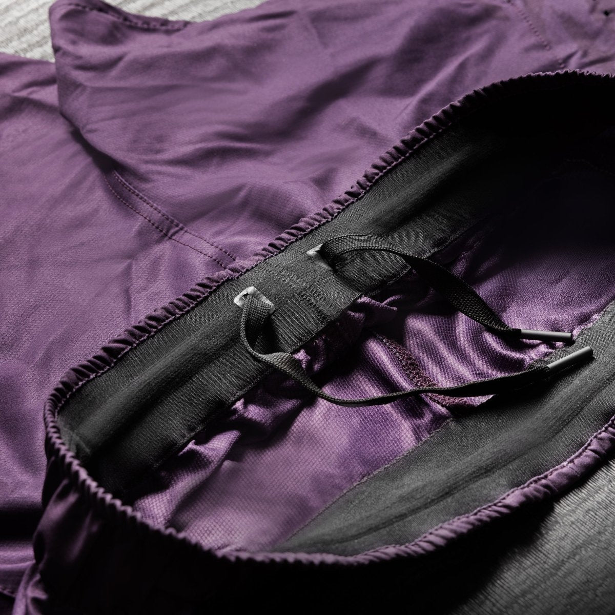 Detalle del sistema de cierre de cordón interno del pantalón corto Hayabusa Apex morado