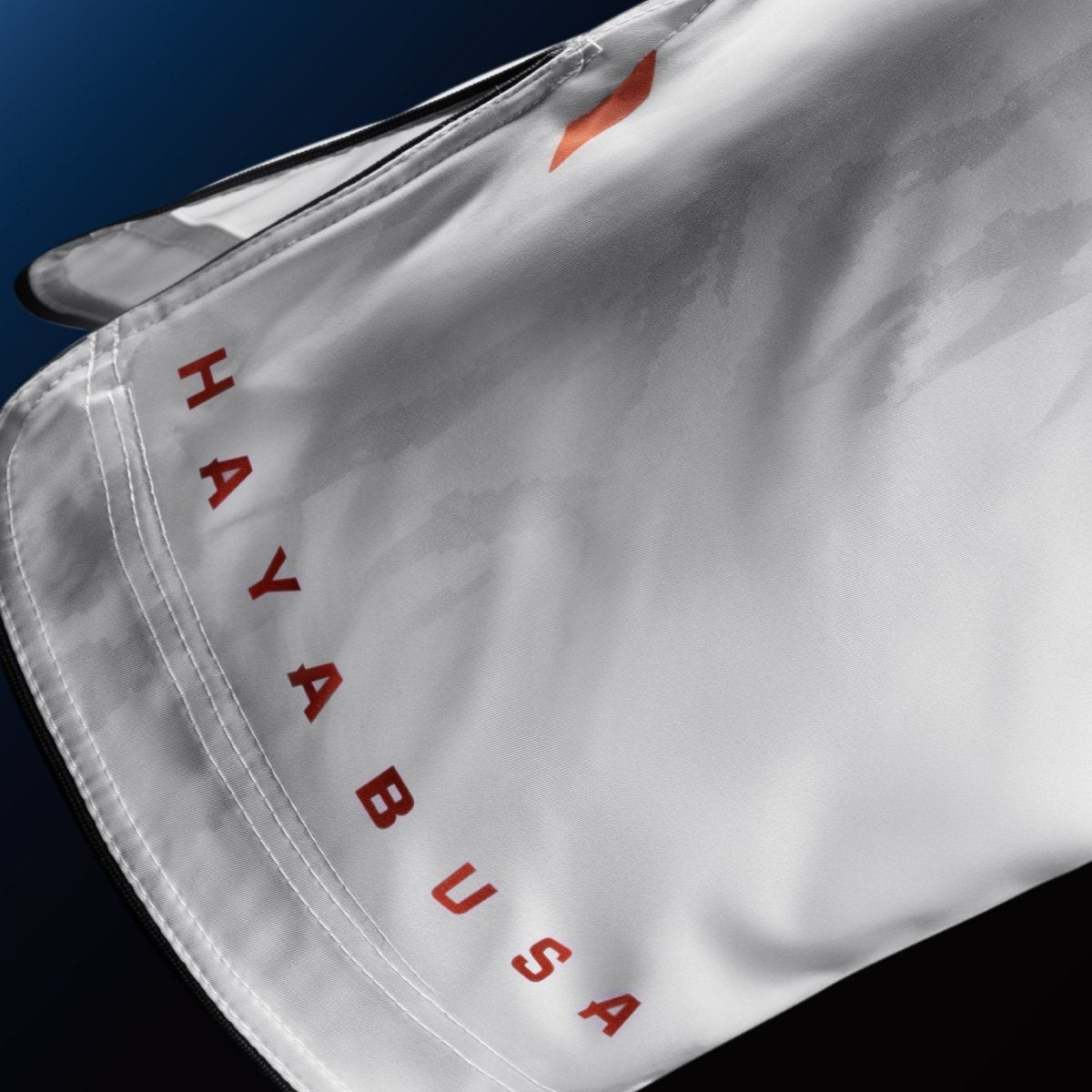 Detalle de la escritura de Hayabusa en la pernera del pantalón corto blanco para MMA y grappling