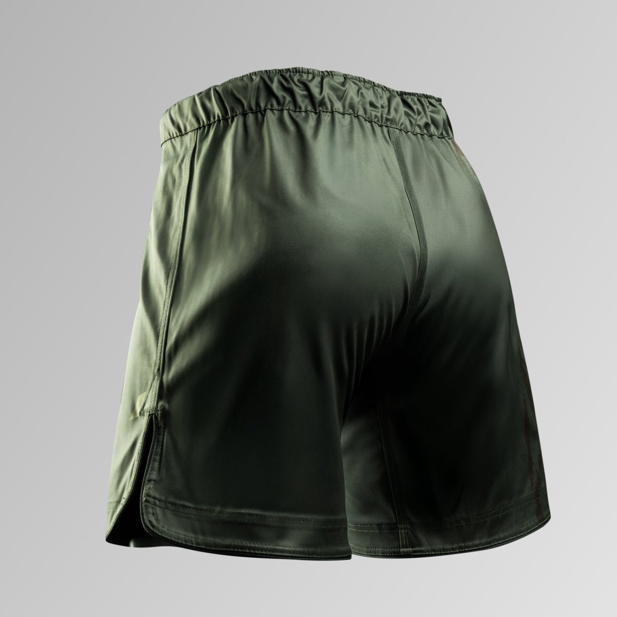 Vista trasera del pantalón corto verde Hayabusa Apex 3/4, orificios de ventilación integrados cortados con láser