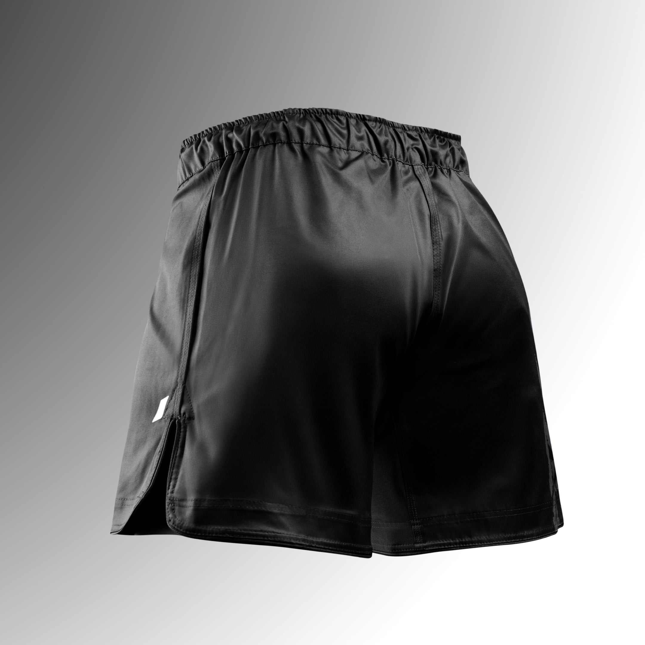 Vista posteriore dei pantaloncini MMA Hayabusa Apex Mid-Thigh neri, che mostra il girovita sicuro e il tessuto antistrappo