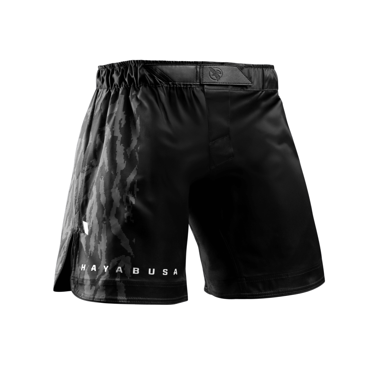 Vista frontal do short preto Hayabusa Apex Mid-Thigh MMA com fecho interlock