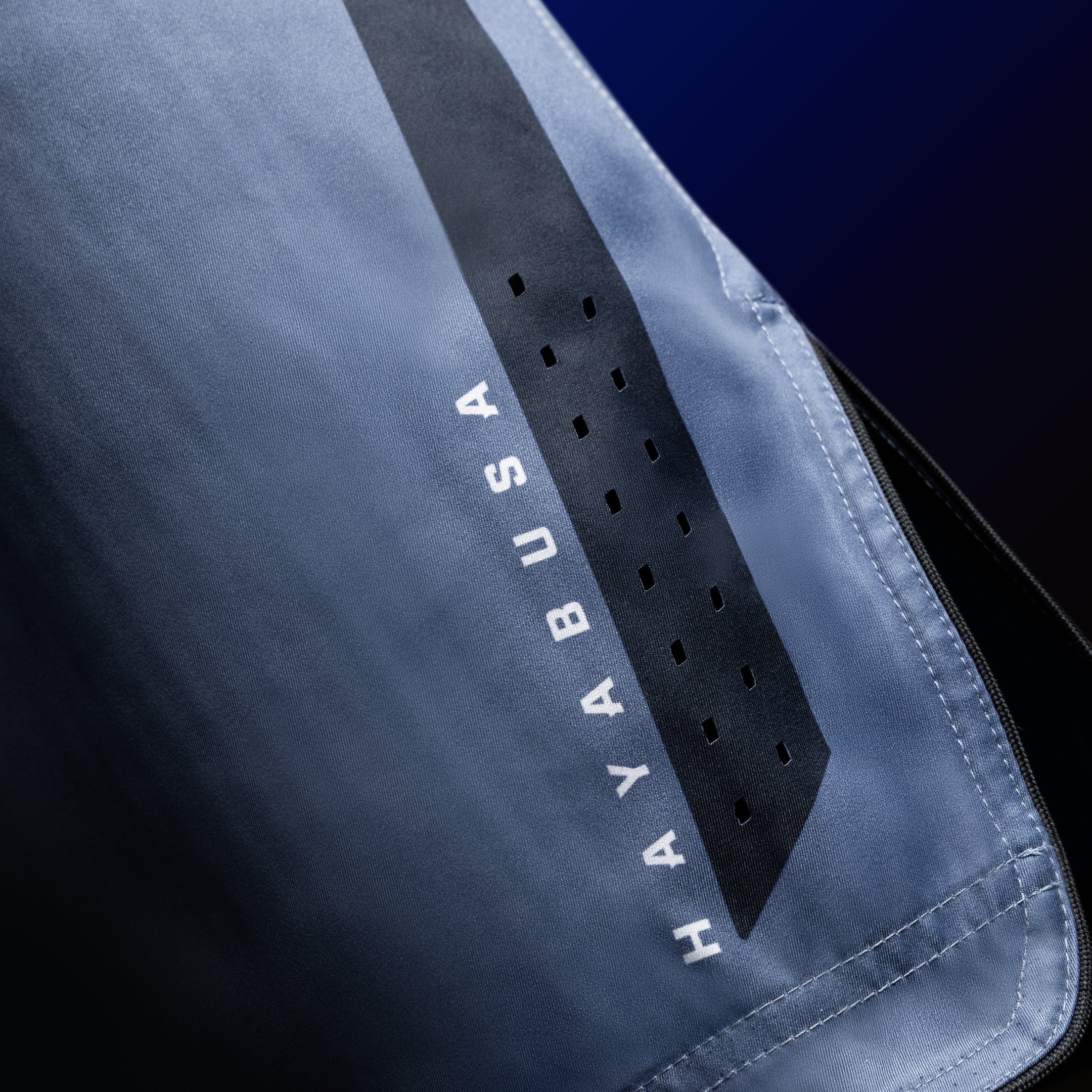 Vista laterale dei pantaloncini MMA Hayabusa Core Full-Length blu, dettaglio dei pannelli elastici interni