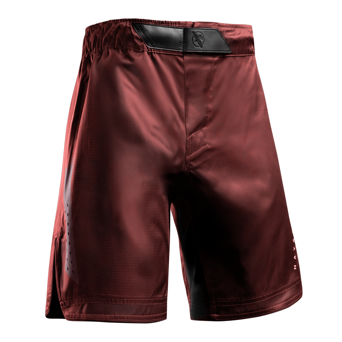 Vista frontal de los pantalones cortos rojos de MMA Hayabusa Core Full-Length en tejido resistente a desgarros