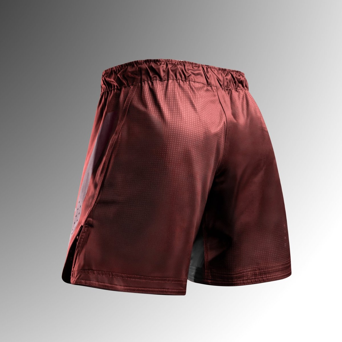 Zadní pohled na červené šortky Hayabusa Core Mid-Thigh MMA z tkaniny odolné proti roztržení pro No-Gi