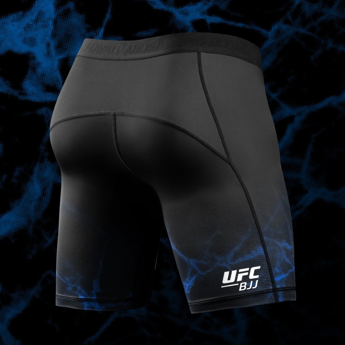 Vista trasera del pantalón corto oficial de UFC BJJ en color azul y negro, tejido técnico transpirable