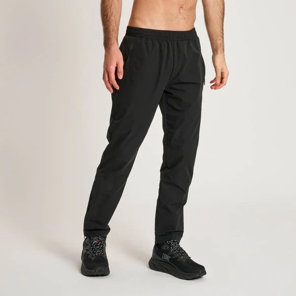 Vista frontale dei pantaloni tecnici Leone 1947 Black Lion in nero monocromatico