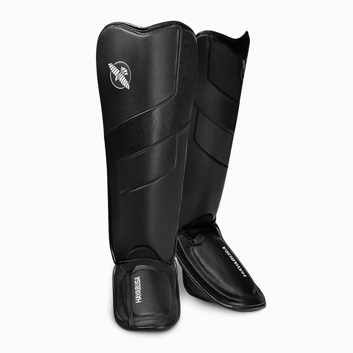 Espinilleras tipo calcetín Hayabusa T3 Full Back negras, vista frontal del equipo profesional de Kickboxing.