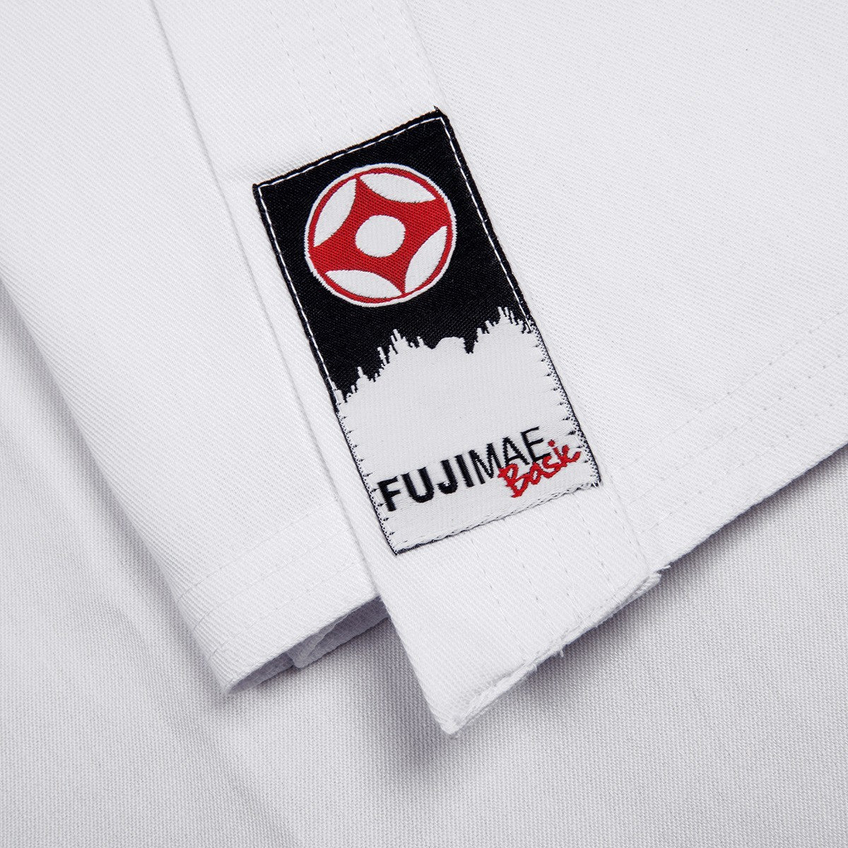 Primo piano dell'etichetta Fujimae Basic sul bordo della giacca del Karategi.
