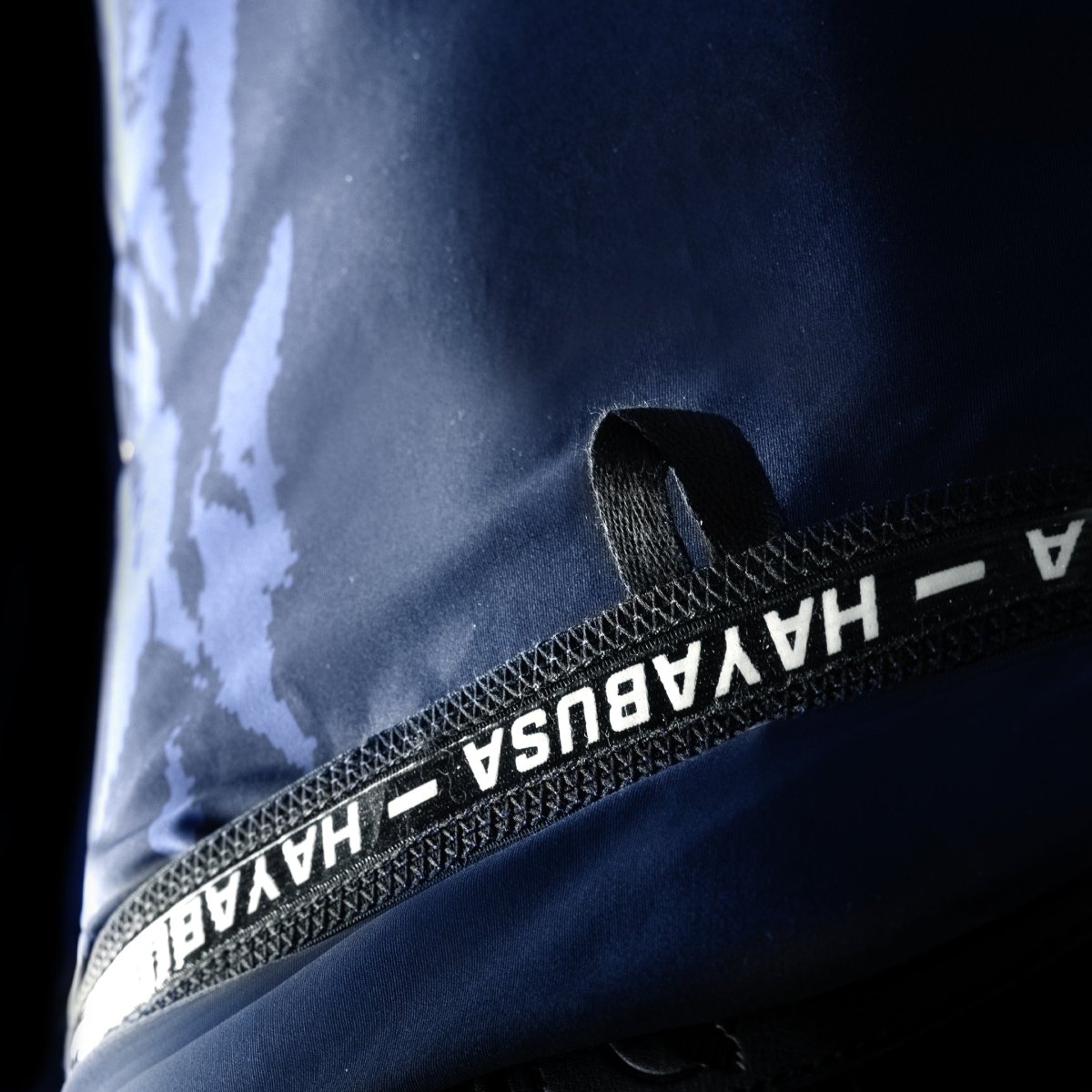 Detalle del Lockdown Loop en la licra azul Hayabusa