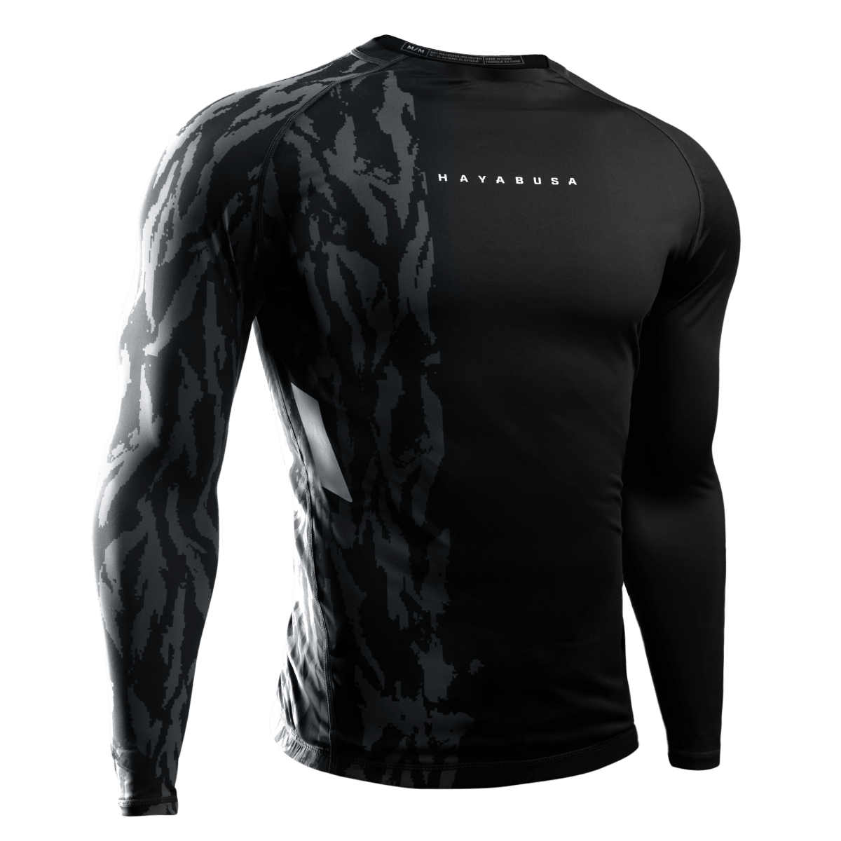 Vista frontal do rash guard Hayabusa Apex preto de manga comprida, tecido de compressão para Jiu-Jitsu e MMA