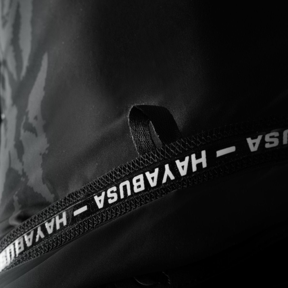Detalle del borde de silicona y costuras planas de la lycra negra Hayabusa