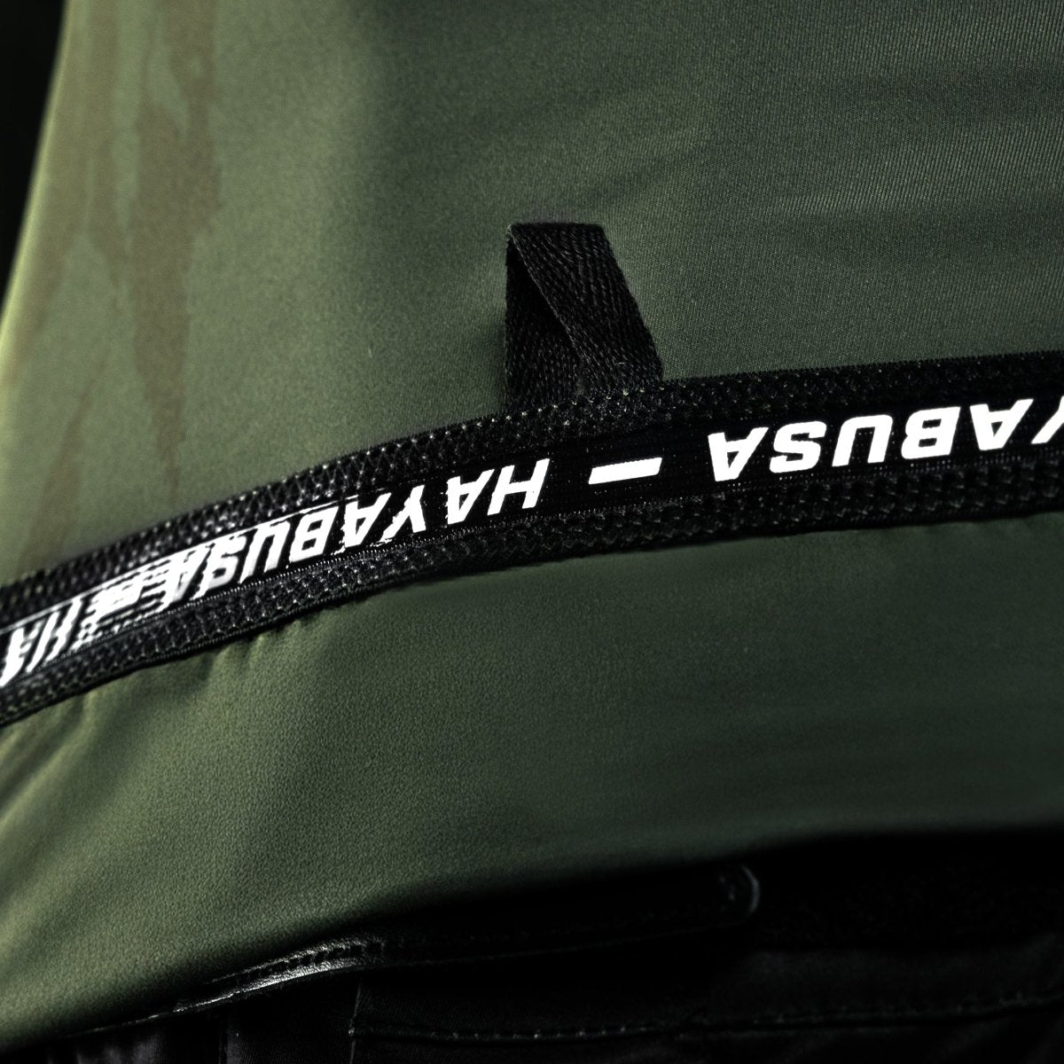 Detalle del escote termosellado sin fricción de la lycra verde Hayabusa