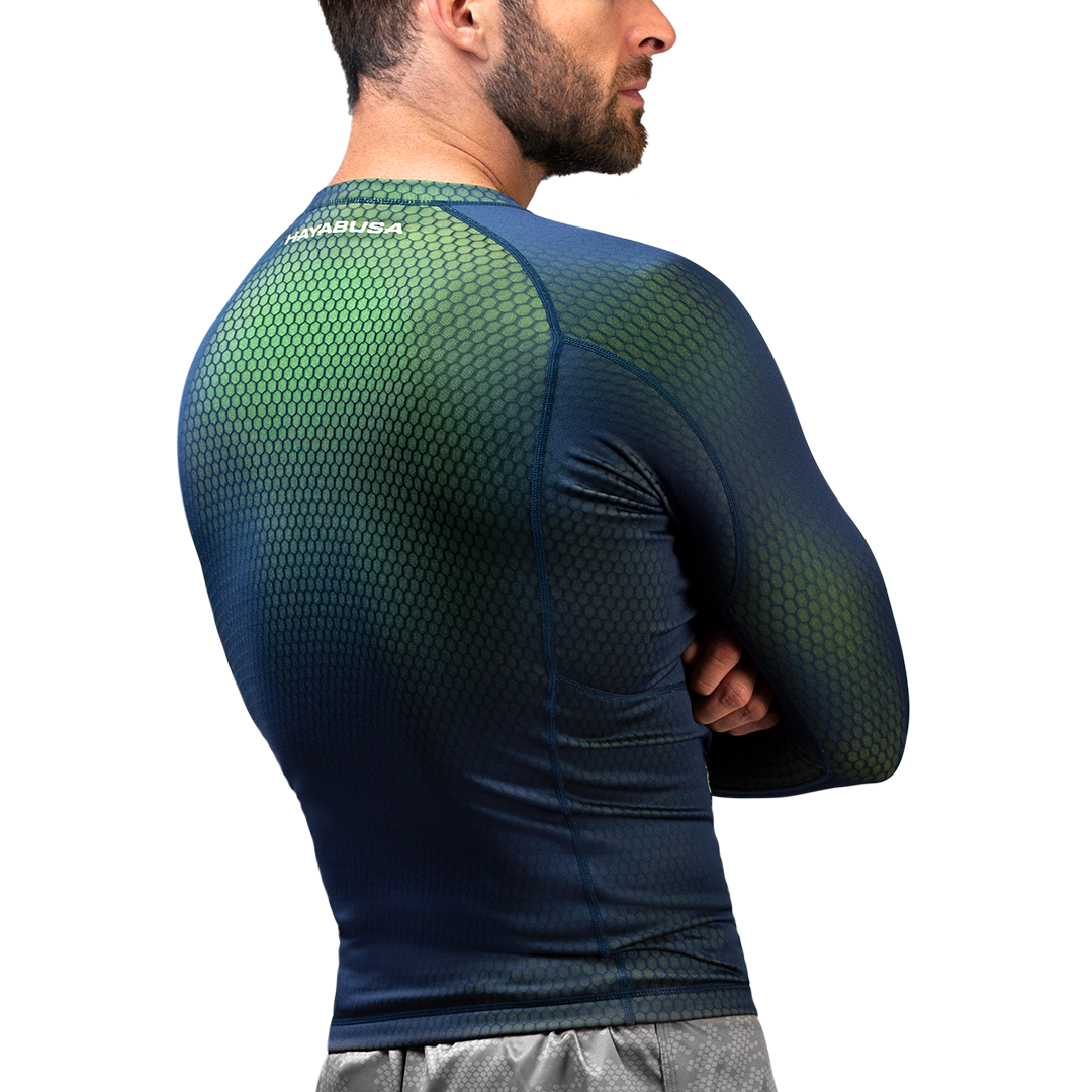 Vista posteriore della rash guard Hayabusa Fusion blu/verde, protezione totale da abrasioni e mat burn