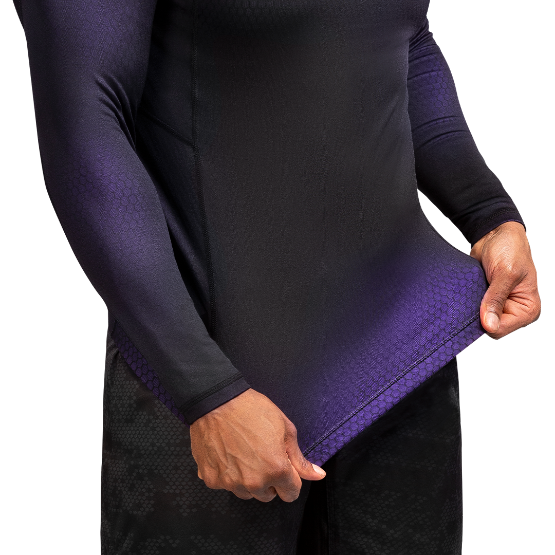 Particolare dell'interno della rash guard Hayabusa Fusion nero/viola, focus sulla qualità del tessuto elasticizzato