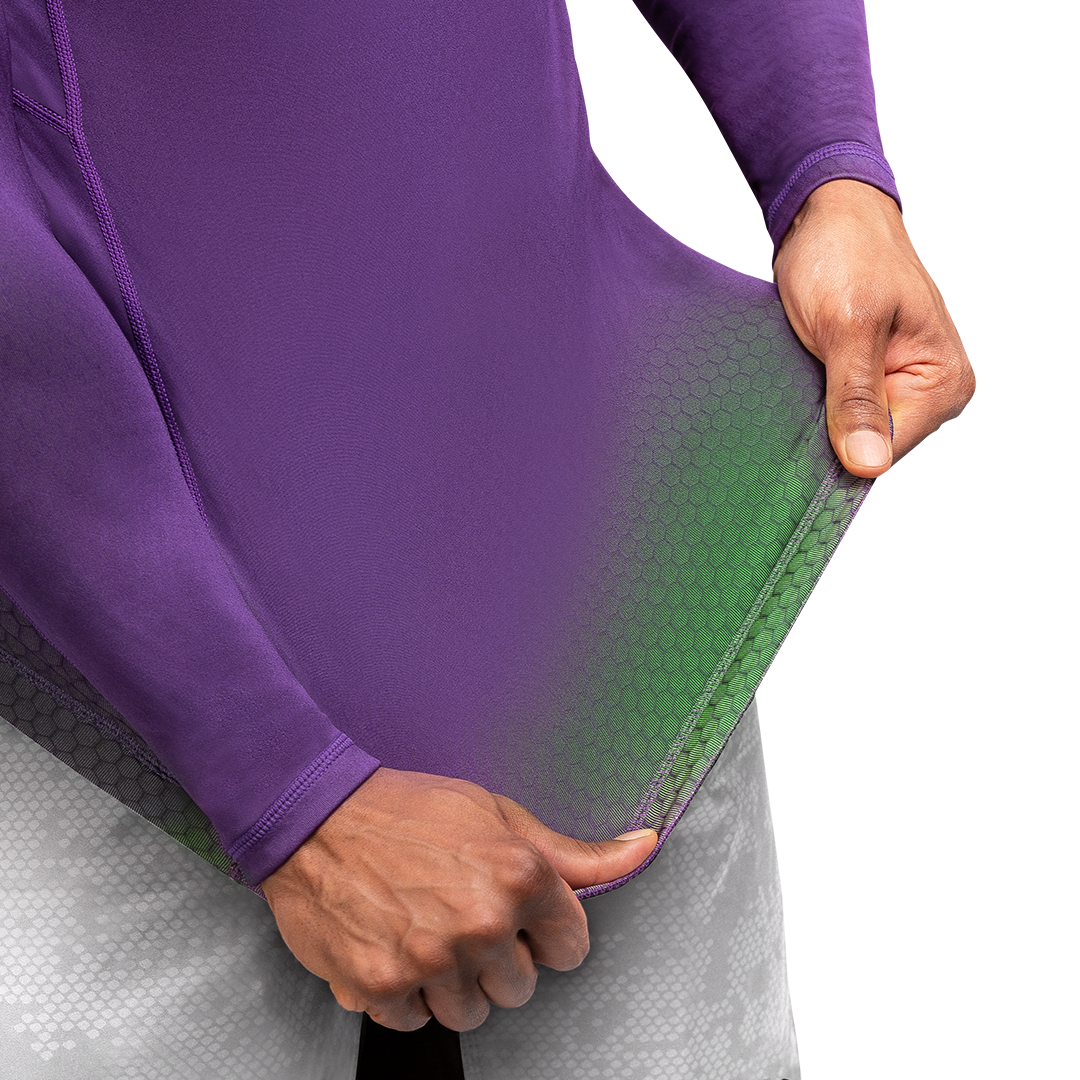 Vista dell'interno della rash guard Hayabusa Fusion viola/verde, particolare delle cuciture flatlock rinforzate