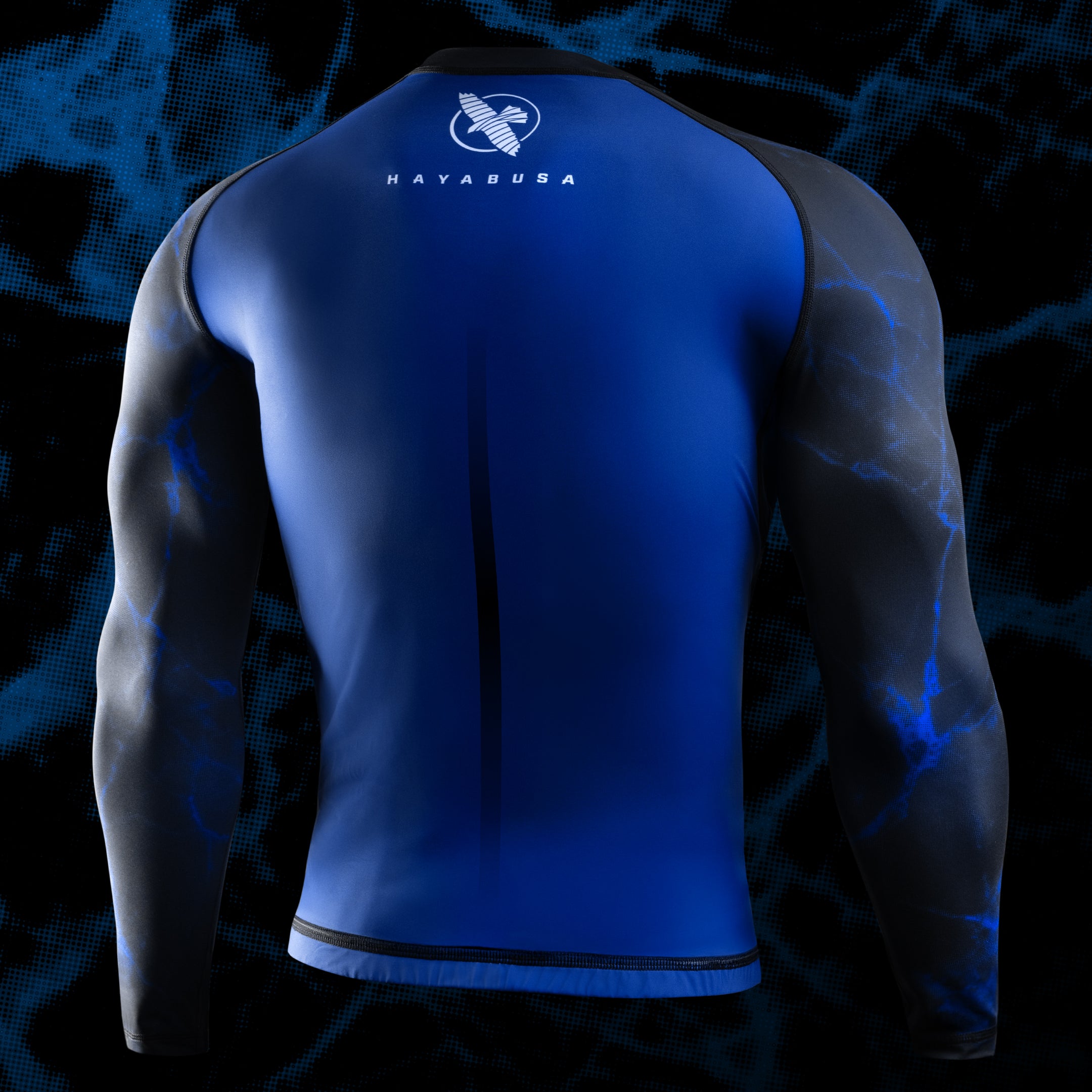 Vista posteriore della rash guard UFC BJJ nero e blu, mostra il taglio ergonomico a compressione