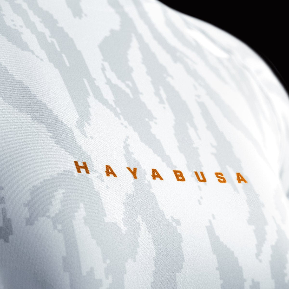 Primer plano del estampado frontal de Hayabusa en la licra blanca para mujer, detalle del cuello con costura unida