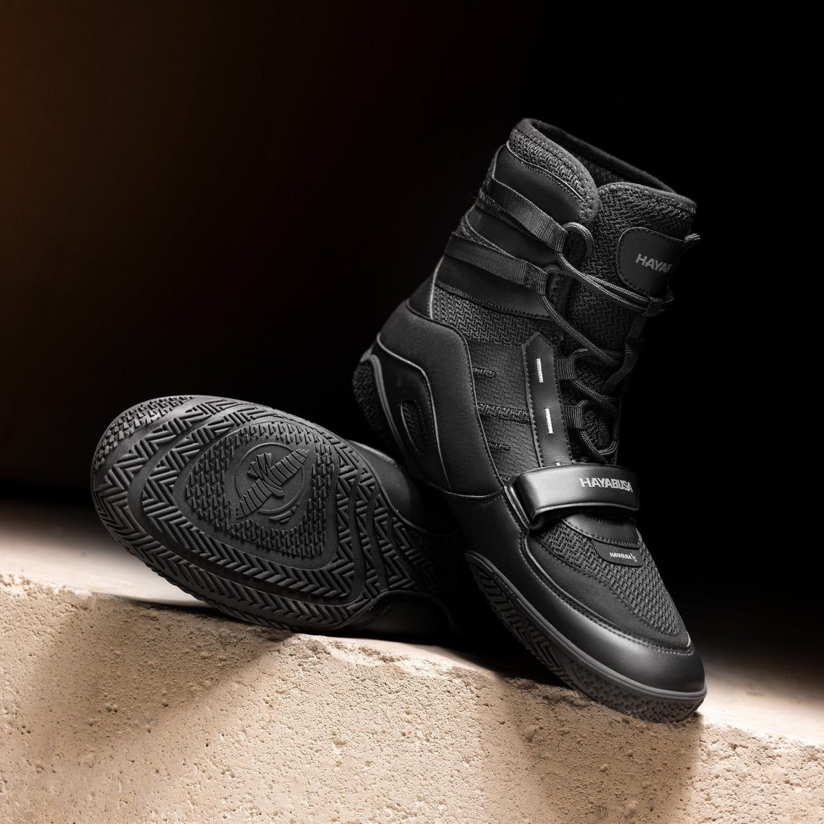 Detail sepatu tinju Hayabusa Strike hitam sedang diistirahatkan
